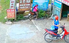 Người phụ nữ tông biển quảng cáo vì chạy xe máy dùng chân để phanh