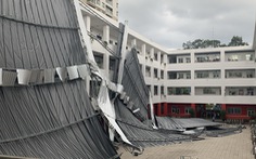 Mái che sân trường tại TP.HCM bất ngờ đổ sập, trường nói do ảnh hưởng bão Noru