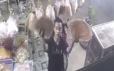 Chàng trai mua hàng chốt đơn qua camera an ninh khi chủ tiệm vắng nhà