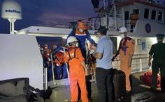 Cứu hộ tàu chở hàng cùng 14 thuyền viên mắc kẹt trên biển