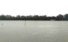 Lốc xoáy làm nhà dân tốc mái, nước lũ chia cắt nhiều hộ dân Hà Tĩnh