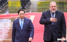 Thủ tướng Việt Nam, Cuba cùng đi bộ dưới mưa về nơi hội đàm