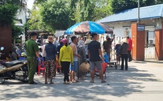 Dân chặn cổng nhà máy giấy vì bị ‘thất hứa’ việc di dời