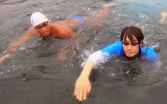 Ca sĩ Hàn bơi tới đảo tranh chấp