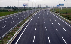Tiêu điểm sáng: ​“Xây đường cao tốc ở VN khó trăm bề”