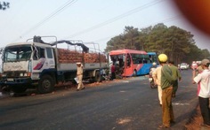 Xe khách tông xe chở gạch, 2 người chết, 10 người bị thương