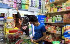 ​Thay đổi để giữ chợ, hiệu tạp hóa