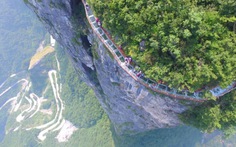 Nghẹt thở qua cầu đáy kính Trung Quốc cheo leo vách núi 