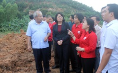 Phó chủ tịch nước thăm nạn nhân sạt lở núi Đá Hang