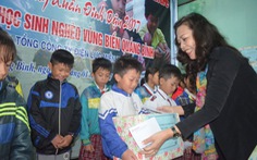 Tặng quà Tết cho học sinh vùng biển Quảng Bình