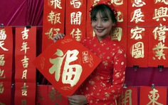 Thư pháp gia người Hoa viết chữ từ thiện mùa Tết Nguyên đán