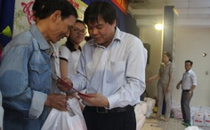 Trao 200 phần quà của báo Tuổi Trẻ đến người dân Q.Tân Bình