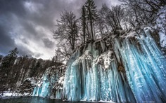 Thác nước đóng băng đẹp mê hồn tại Croatia