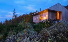 Ngôi nhà gỗ đẹp lãng mạn trên đồi cỏ hoa