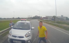 Tài xế taxi chạy ngược chiều bị tước bằng lái 2 tháng