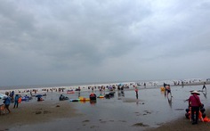 Thanh Hóa: Du khách đổ xô tắm biển Sầm Sơn đón bão