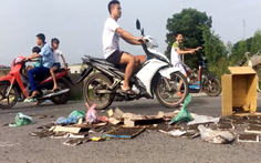 Hà Nội xử lý dứt điểm tình trạng dân mang ruồi chết chặn xe rác