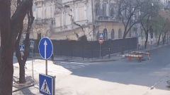 Video: Người đi đường suýt gặp nạn khi tòa nhà 130 năm tuổi đổ sập