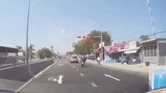 Video: Xe máy phóng nhanh, đâm sầm vào đuôi ôtô đang dừng đèn đỏ