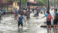 Video: Hàng ngàn học sinh phải nghỉ học vì làng giấy xả thải, nước tràn vào trường học