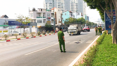 Video: Băng qua đường Phạm Văn Đồng, người đàn ông bị ô tô tông tử vong
