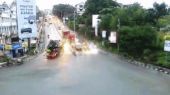 Video: Xe tải hư thắng tông thẳng vào nhiều phương tiện đang dừng đèn đỏ, 5 người thiệt mạng