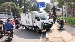 Video: Xe tải mất lái tông hàng loạt xe máy trên cầu Thị Nghè, TP.HCM