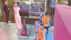 Video: Tiền đạo Cavani xô đổ màn hình VAR sau khi Uruguay bị loại khỏi World Cup 2022