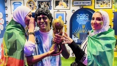 Video: Người hâm mộ hôn tượng Pele, Maradona nhờ phù hộ thắng trận