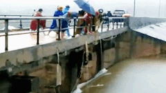 Video: Người đánh cá kẹt dưới đập tràn nước đổ như thác, cảnh sát thả dây giải cứu
