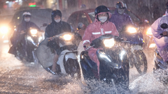 Video: Nhiều tuyến đường ở Hà Nội ngập sâu, người dân bì bõm giờ tan ca