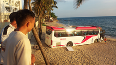 Video: Nghi vấn tài xế tự gây thương tích, nguy hiểm tính mạng sau vụ xe khách lao xuống bãi biển Phú Quốc