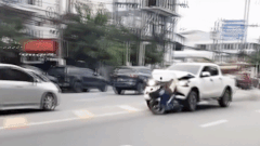 Video: Đuôi xe máy dính chặt vào đầu xe bán tải, bị đẩy đi hàng trăm mét trên đường