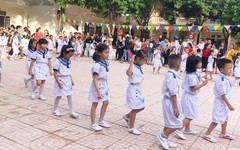 Hàng trăm trường khai giảng 'bù' sau mưa lũ