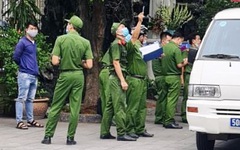 Một căn nhà ở phường Tân Định nghi bị bắn súng nhiều lần