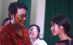 Báo Tuổi Trẻ trao học bổng học sinh vượt khó học giỏi Bình Định