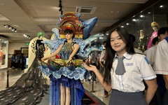 Học trò Trường TH-THCS-THPT Thanh Bình xem áo dài độc đáo ở bảo tàng