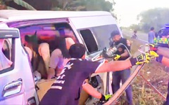 Video: Xe chở 10 người đi họp mặt gia đình gặp tai nạn ở Thái Lan, sáu người tử vong