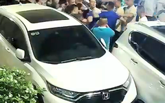 Một tài xế bị 'đánh hội đồng' chấn thương sọ não sau va quẹt giao thông