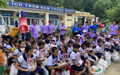 Sách báo “trao tay” cho 74 thiếu nhi ở ấp đảo Thiềng Liềng