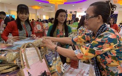 Bán túi cói gây quỹ cho trẻ em nghèo tại phiên chợ Tết Việt