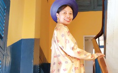 Thầy cô Trường THPT Trần Khai Nguyên làm mẫu ảnh cổ phục, teen 'tách tách' liên tục