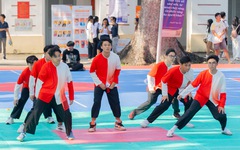 Teen Trường THPT Marie Curie rộn ràng nhảy flashmob mừng 20-11