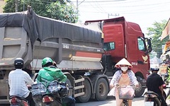 'Hung thần' xe ben náo động vùng ven, người đi đường run sợ, công an địa phương nói gì?