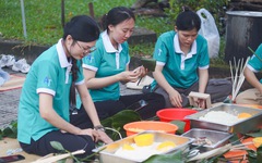 Sinh viên gói bánh chưng, bày mâm ngũ quả đón Tết ở  ký túc xá