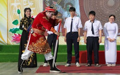 Teen THPT Phong Phú lần đầu xem hát bội tại sân trường
