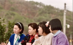 Ngoài Queen of tears, phim Hàn còn có những hội láng giềng ồn ào mà vui nhộn nào?