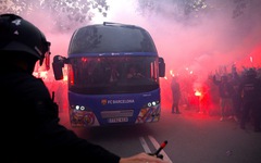 Hy hữu, cổ động viên quá khích tấn công nhầm xe buýt chở đội nhà Barca