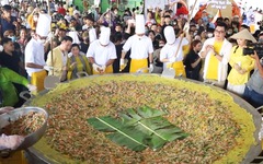 Cận cảnh chiếc bánh xèo khổng lồ đường kính 3m, cắt cho 1.000 người ăn ở Cần Thơ