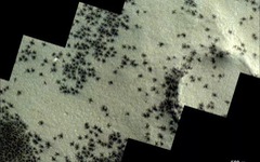 Sởn gai ốc vì phát hiện hàng trăm con 'nhện đen' trên sao Hỏa